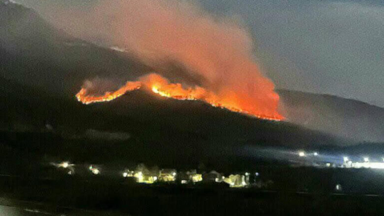 Zjarr i madh përfshin malet e Deçanit, kërkohet ndërhyrje urgjente nga autoritetet qëndrore