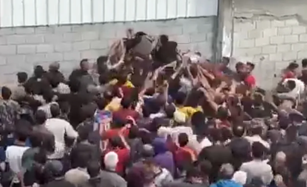 Pamje që tregojnë shkallën e dëshpërimit - luftë për një copë bukë në Gaza