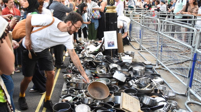 Një mijë tenxhere për një mijë të vdekur nga uria në Gaza – protestë para zyrës së kryeministrit në Londër