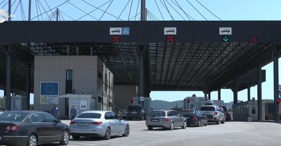 Mërgimtarët në masë vijnë përmes Serbisë, injorojnë thirrjet