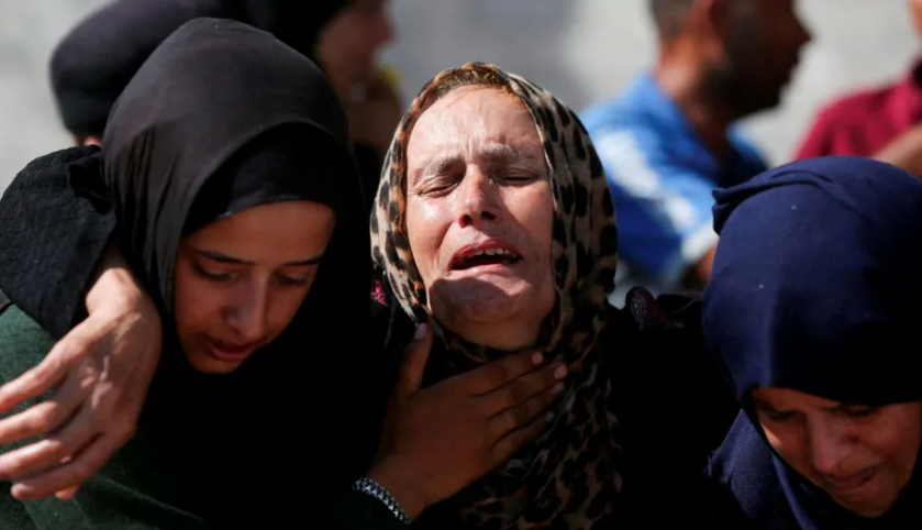 “Po na vrasin për miell dhe ujë”, palestinezët përshkruajnë kaosin në vendin ku po shpërndahen ndihmat